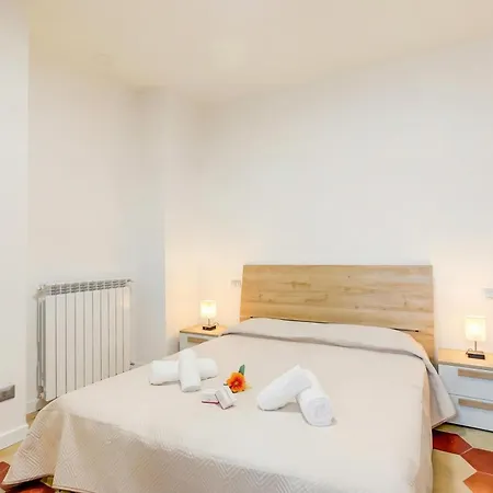 Patty Apartment In Laveno Center & Walk-To-Lake - Happy Rentals لافينو-مومبيلو