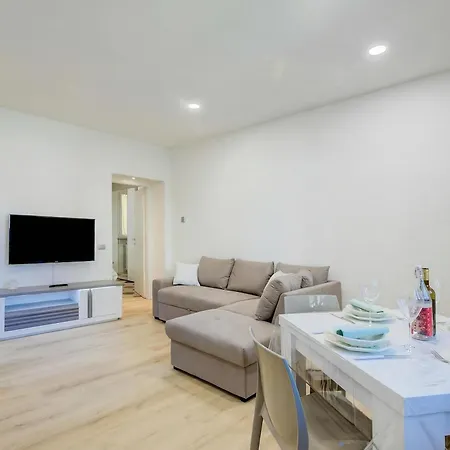 Patty Apartment In Laveno Center & Walk-To-Lake - Happy Rentals *