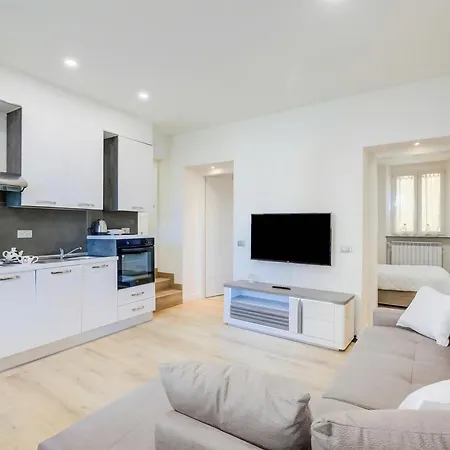 Patty Apartment In Laveno Center & Walk-To-Lake - Happy Rentals شقة لافينو-مومبيلو