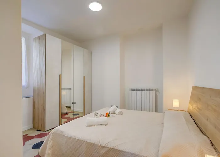 Patty New In Center - Happy * Laveno-Mombello